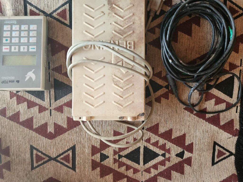 .LOT 3 PIGEON CLOCKS / ACCESSORIES BENZING MASTERCLOCK (VOETSTOOTS