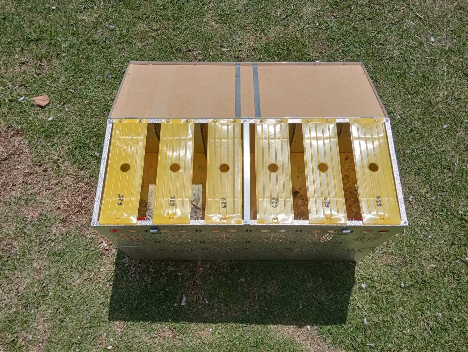 .LOT 4 PIGEON BASKETS Aluminium Pigeon Basket (Can take up to 12