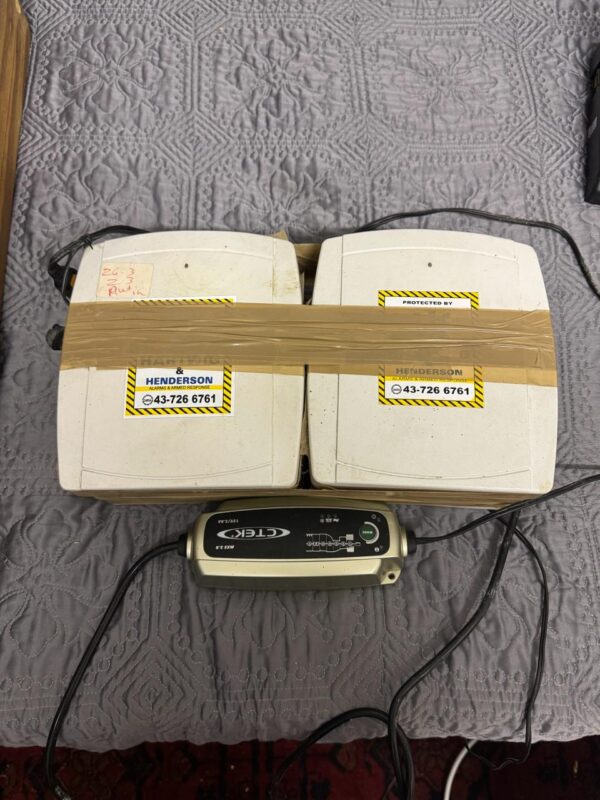 .LOT 2 USED UNIKON PIGEON CLOCKS AND ACCESSORIES 1 X USED UNIKON