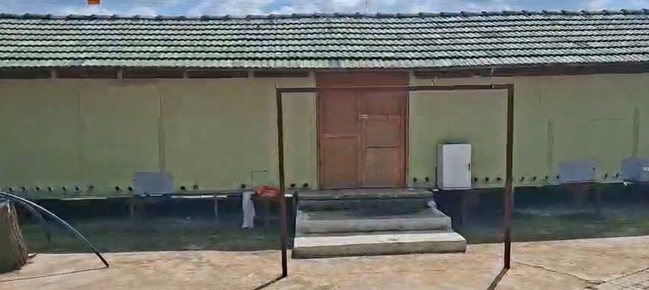 .LOT 1 PIGEON LOFTS – Pitched‑roof racing loft, 14 m x 3 m x 4 m high. There are 7 compartments, each with doors and perches, plus the landing area.——-TRANSPORT FOR BUYERS ACCOUNT—LOFTS LOCATED IN EAST RAND!!